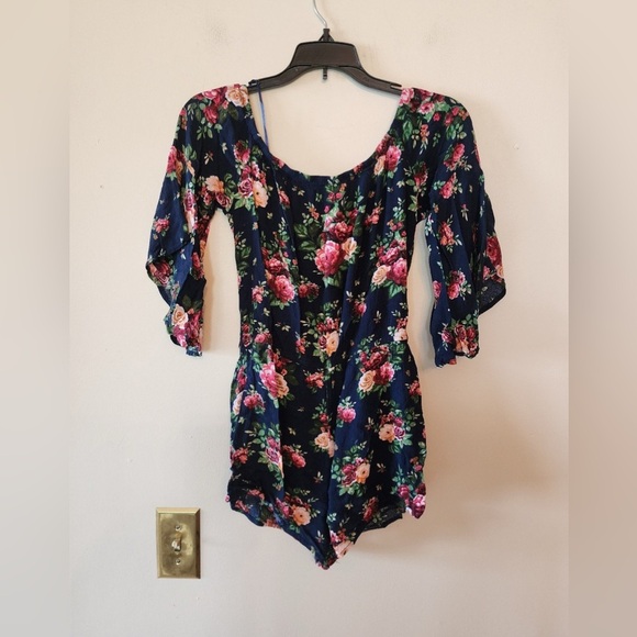 Ambiance black floral pattern romper size medium - Picture 2 of 4